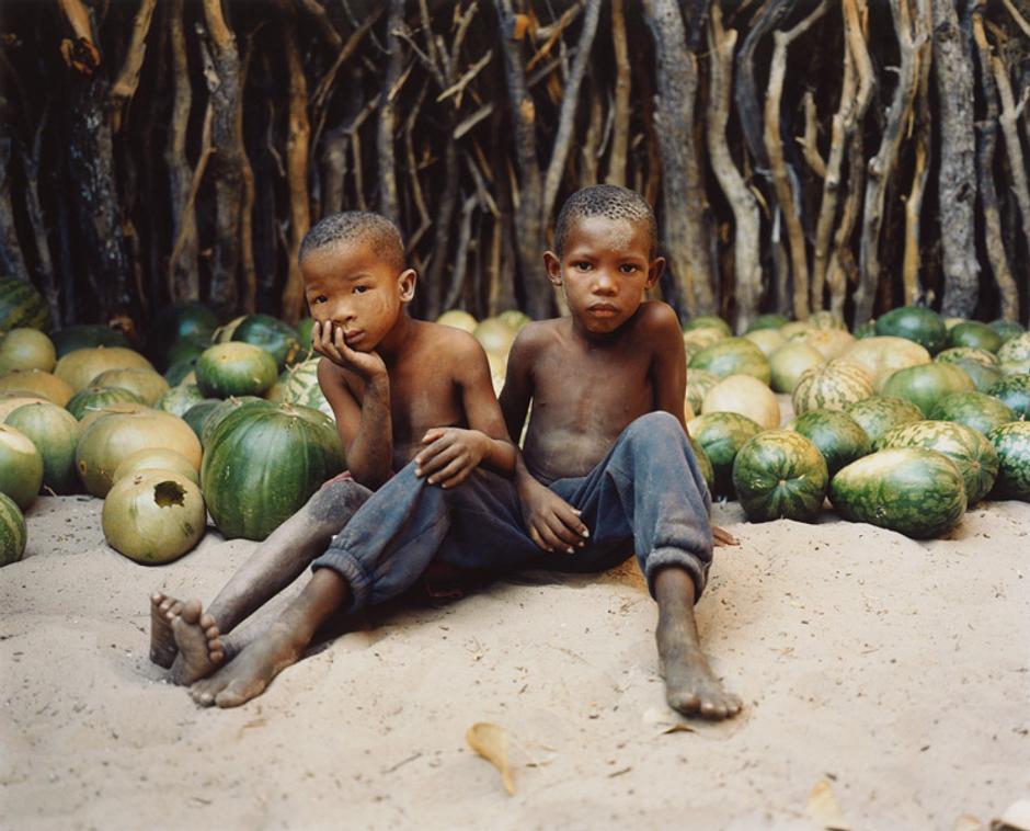 De los agricultores de la Amazonia a los cazadores-recolectores de África; de los cultivadores de Bangladesh a los pueblos cazadores de Canadá, los pueblos indígenas han encontrado ingeniosas maneras de cubrir sus necesidades durante miles de años sin destruir su medio ambiente. 

Muchos creen que, para que la naturaleza perdure, es fundamental que adoptemos una actitud cuidadosa con la tierra a largo plazo. El respeto a los límites de la naturaleza es esencial: destruir la tierra, o tomar de ella más de lo necesario, no solo es contraproducente, sino un abandono de las generaciones futuras.

_No estamos aquí por nosotros_, dijo el bosquimano gana Roy Sesana. _Estamos aquí por nuestros hijos, y por los hijos de nuestros nietos_.
