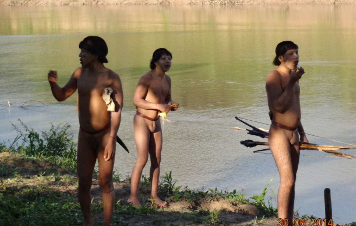 Indígenas aislados que establecieron su primer contacto con foráneos a finales de junio de 2014. Tuvieron que ser tratados de infecciones respiratorias agudas que podrían diezmar a su tribu.