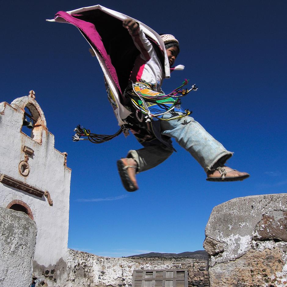 Enero de 2015: tarahumara saltando, iglesia Nararachi, Chihuahua, México.

En Chihuahua, México, un indígena tarahumara vestido como bailarín Matachines, de la "danza de moros y cristianos", durante el peregrinaje a San Guadalupe en el poblado de Nararachi.

"Compra el calendario de Survival 2015 _We, The People_":http://tienda.survival.es/collections/catalogo/products/calendario-2015.
