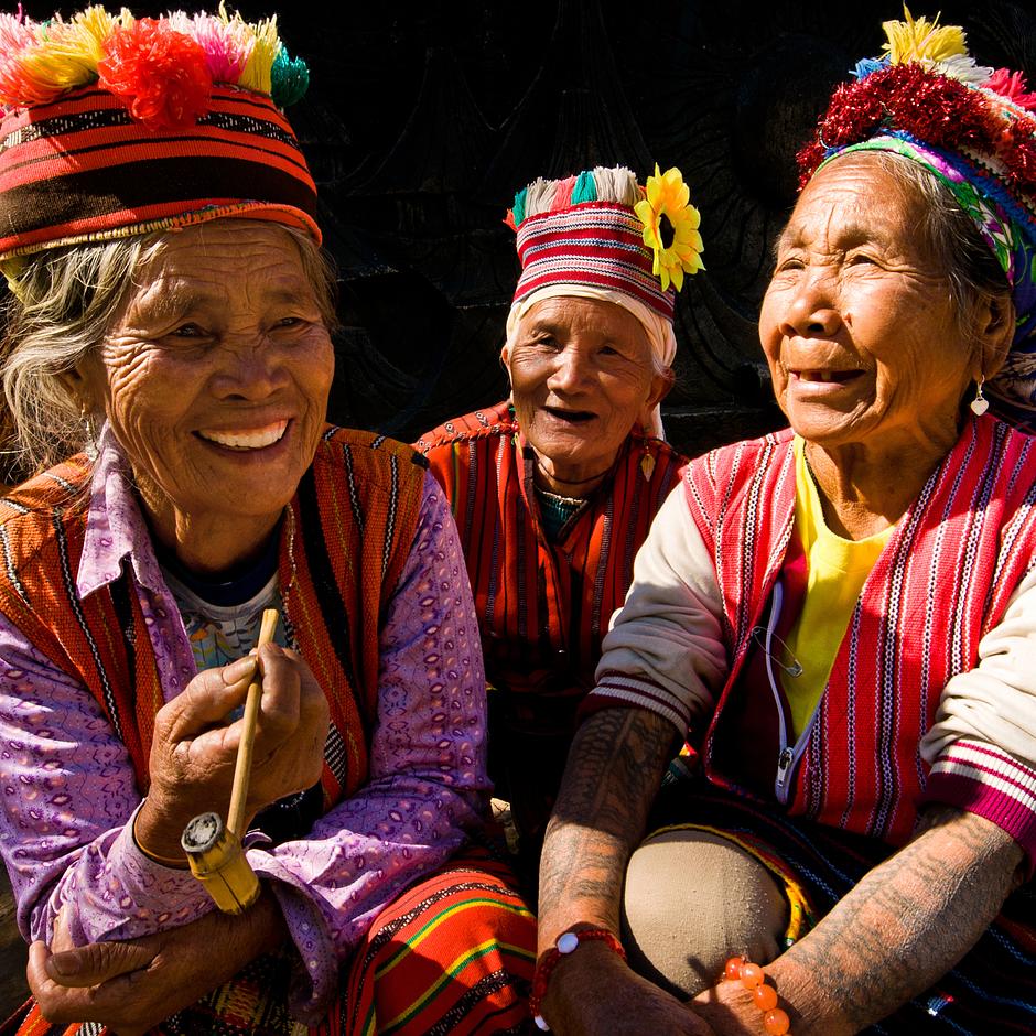 Febrero de 2015: mujeres  del pueblo indígena igorot, ciudad Baguio, Filipinas.

En la Cordillera Central de Filipinas la narración de historias está extendida: es una oportunidad para compartir, para sorprenderse y para dar continuidad a su modo de vida único. 

A pesar de las leyes que supuestamente protegen sus derechos, la minería supone una seria amenaza para la supervivencia de "muchas comunidades tribales por toda Filipinas":http://www.survival.es/indigenas/palawan. 

"Compra el calendario de Survival 2015 _We, The People_":http://tienda.survival.es/collections/catalogo/products/calendario-2015.
