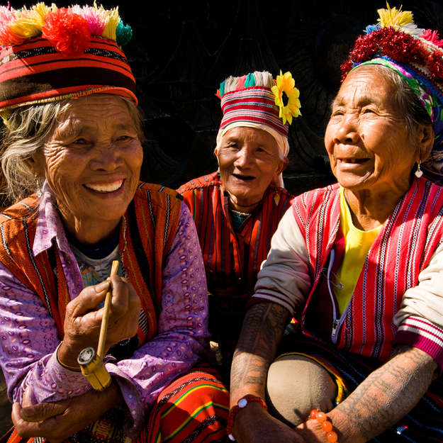Februar 2015: Igorot-Frauen, Baguio City, Philippinen.

In der Bergkette Cordillera Central auf den Philippinen ist das Erzählen von Geschichten alltäglich. Es bietet eine Gelegenheit zum Teilen und Staunen und es stärkt die einzigartige Lebensweise indigener Völker.

Obwohl das Gesetz ihre Rechte schützt, stellt Bergbau eine ernste Bedrohung für viele "indigene Gemeinden":http://www.survivalinternational.de/indigene/palawan auf den Philippinen dar.