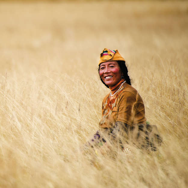 Aprile 2015 –  donna Tibetana, Serxu, regione del Kham, Tibet.

Comincia l'autunno, e una donna tibetana taglia il fieno per l’inverno, in un remoto altopiano del Tibet, vicino a Serxu.