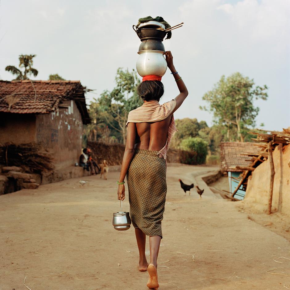 Agosto de 2015: mujer kondh, Kucheipadar, Odisha, India. 

Los kondhs son el mayor grupo indígena tribal de Odisha y son conocidos por su herencia cultural y sus valores, que giran entorno al respeto a la naturaleza. 

La cordillera de Niyamgiri, en el estado de Odisha, es el hogar de los "dongria kondhs":http://www.survival.es/dongria. Durante décadas los más de 8.000 dongria kondhs han vivido bajo la amenaza de la actividad minera que quiere desarrollar Vedanta Resources. Esta todavía ambiciona extraer una cantidad de bauxita (mineral del que se obtiene el aluminio) por un valor estimado de 2.000 millones de dólares americanos del subsuelo de sus colinas sagradas. A pesar del arrollador rechazo de la tribu a los planes para la mina en 2013, Vedanta Resources sigue intentando expandir su refinería de aluminio a los pies de Niyamgiri. 

"Compra el calendario de Survival 2015 _We, The People_":http://tienda.survival.es/collections/catalogo/products/calendario-2015.