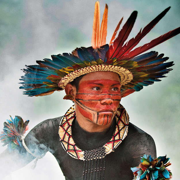 Settembre 2015 – giovane Asurini do Tocantins, basso fiume Tocantins, stato di Pará, Brasile.

In Brasile vivono circa "240 tribù":http://www.survival.it/popoli/brasile per un totale di circa 900.000 persone – lo 0.4% della popolazione del paese.

Da quando gli Europei arrivarono in Brasile, 514 anni fa, i popoli indigeni hanno subito il genocidio su vasta scala e il furto di gran parte della loro terra. Oggi il Brasile continua a promuovere aggressivi progetti di sviluppo e industrializzazione dell’Amazzonia minacciando persino i territori più remoti.