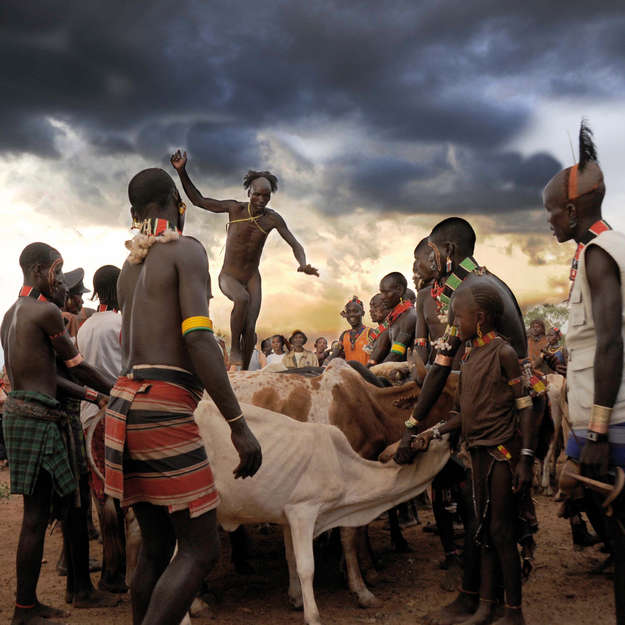 Oktober 2015: Hamar, Omo-Tal, Äthiopien.

Im "Omo-Tal in Äthiopien":http://www.survivalinternational.de/indigene/omo nehmen Männer vom Volk der Hamar an einer Zeremonie teil, bei der sie über die Rücken von Rindern springen müssen.
