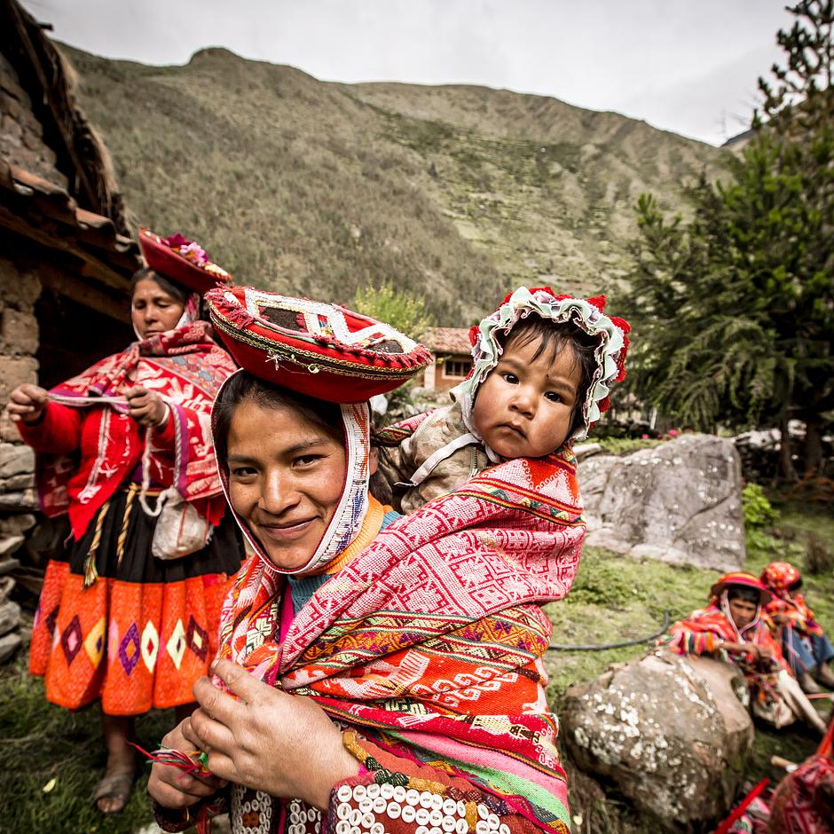 Diciembre de 2015: comunidad de Willoq, Cuzco, Perú.

En los Andes peruanos los textiles tradicionales quechuas se tejen en un telar de cintura portátil con lana de alpaca y de oveja. Los tejidos andinos tienen una rica tradición iconográfica. Los diseños se transmiten a lo largo de generaciones de tejedores y se inspiran en la agricultura, la fauna y la flora de la región, fenómenos astrológicos, formas humanas, masas de agua y diseños geométricos.

"Compra el calendario de Survival 2015 _We, The People_":http://tienda.survival.es/collections/catalogo/products/calendario-2015.