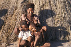 Femme bushman et ses enfants à Gope, avant d'avoir été expulsés et relocalisés en dehors de la réserve.