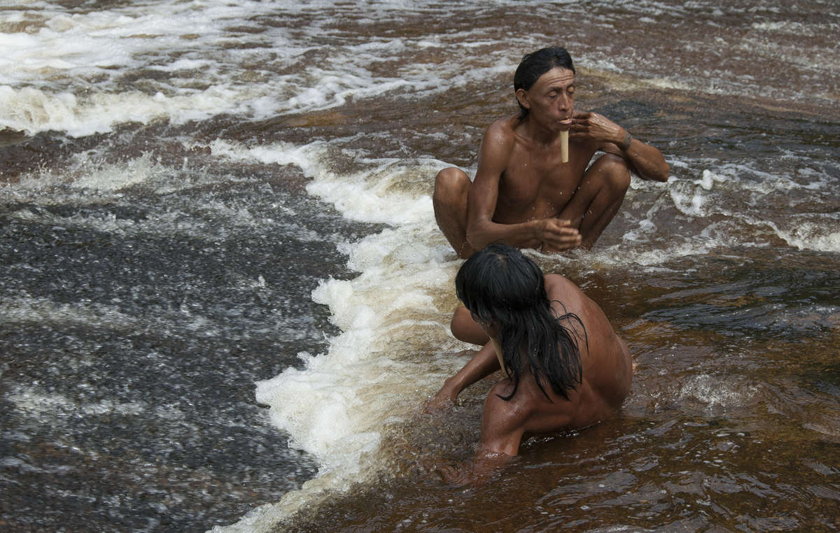 Tribos brasileiras como os Zo'é sofreram terrivelmente na época do primeiro contato.