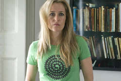 Gillian Anderson in einem Survival T-Shirt des Künstlers Richard Long