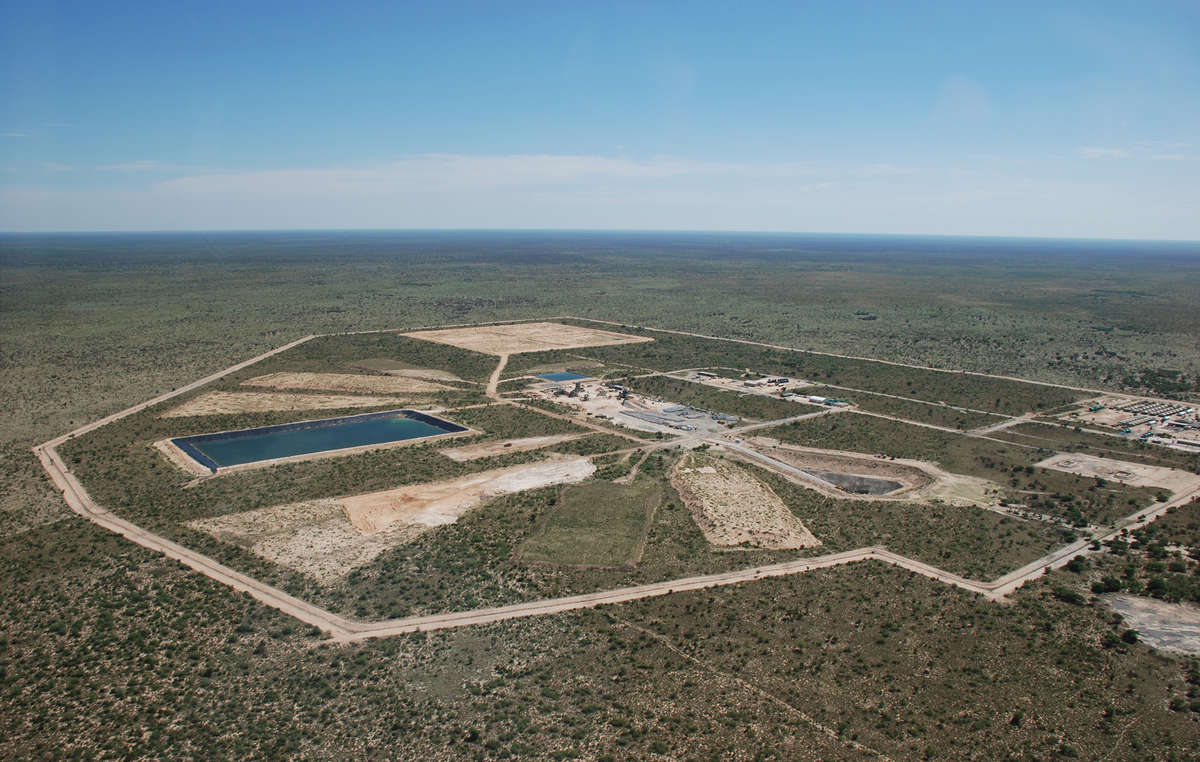 En 2004, un ministre botswanais a déclaré qu'il n'y avait aucune exploitation minière ni aucun projet d'exploitation futur dans la Réserve du Kalahari central. En 2014, une mine de diamants estimée à 4,9 milliards de dollars a été ouverte.