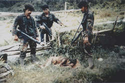 Photo 'trophée' prise par un soldat indonésien après avoir tué, avec l'aide d'autres soldats, Ninuor Kwalik et son neveu de 12 ans Dugunme en 1998, Papouasie occidentale.