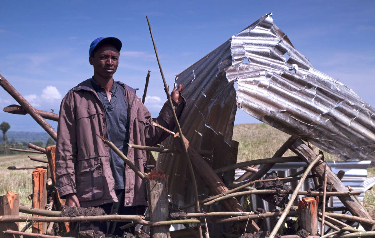 Ein Angehöriger der Ogiek inmitten der Überreste seines Hauses nach einer Vertreibung in Ngongeri, Njoro, Kenia.