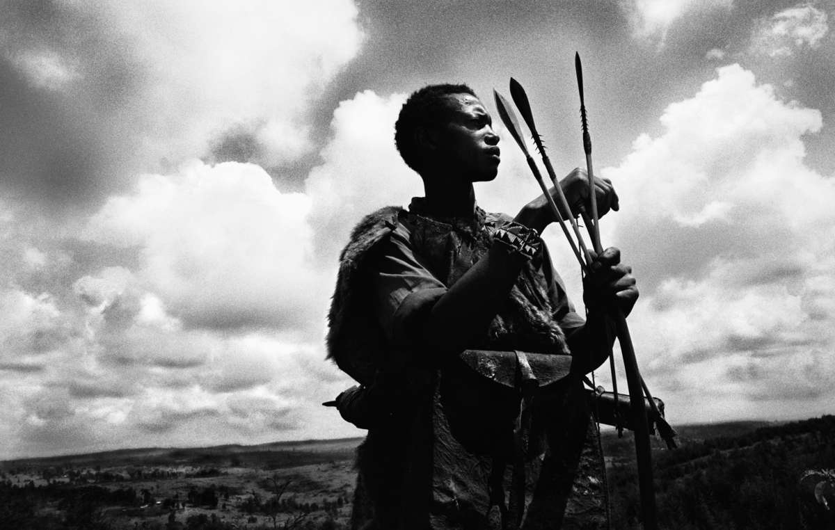 Un uomo Ogiek mentre caccia, Kenia.