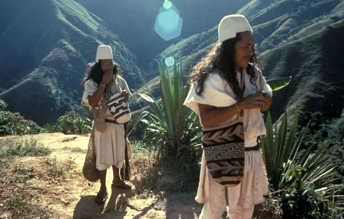 Dos hombres arhuacos en la Sierra Nevada de Santa Marta, Colombia.