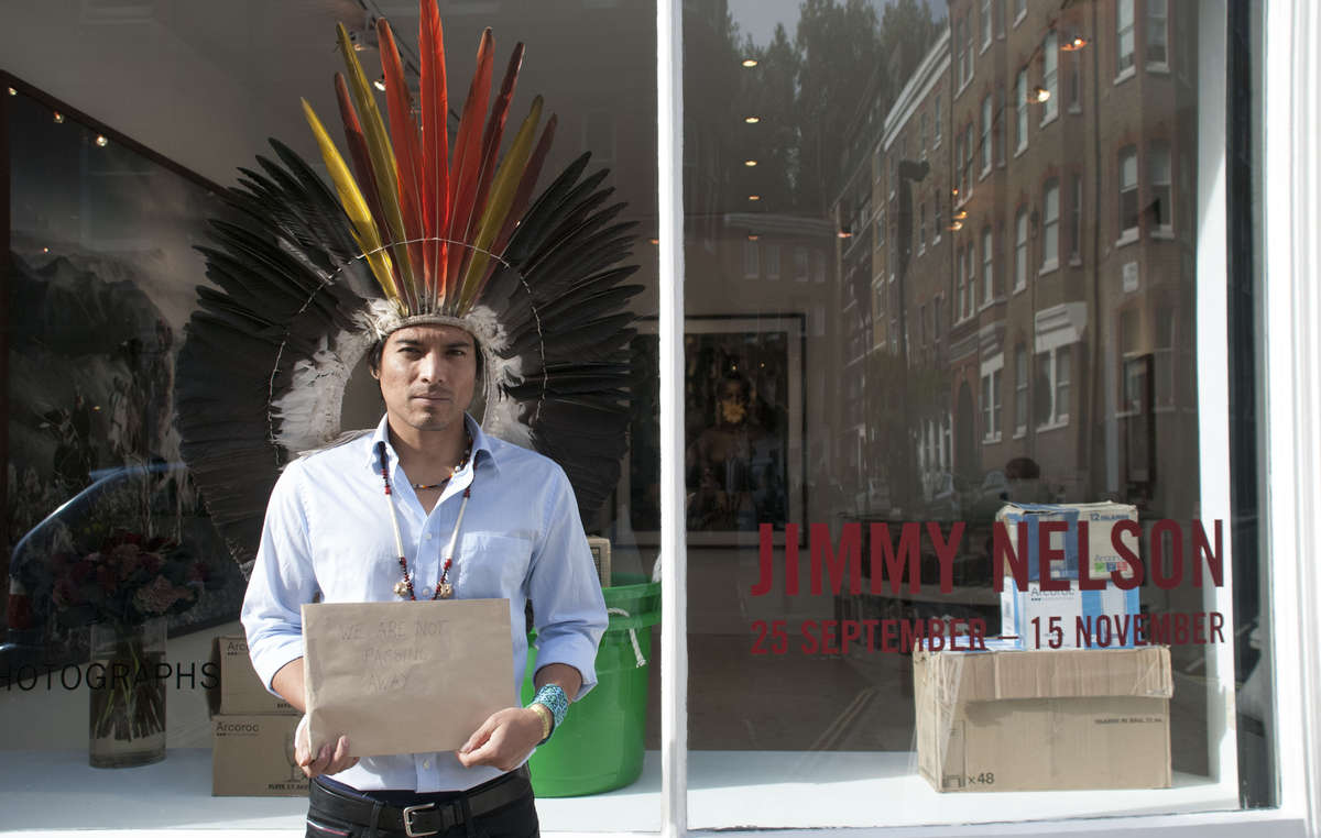 Nixiwaka Yawanawá, portant une coiffe cérémonielle, a protesté contre l'exposition photographique 'scandaleuse' de Jimmy Nelson à la galerie Atlas de Londres.
