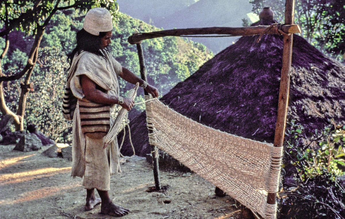 Arhuaco Mann webt Baumwollgarn, Sierra Nevada de Santa Marta, Kolumbien
