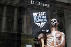 Survival appelle au boycott des diamants du Botswana tant que les Bushmen n'auront pas retrouvé leur accès à l'eau.
