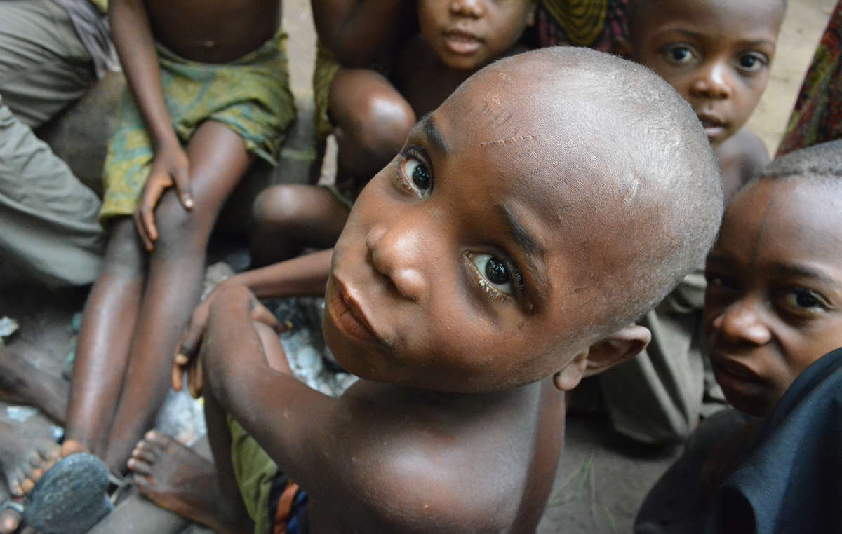 Forçados a deixarem suas casa na floresta, muitos caçadores-coletores africanos enfrentam exploração nas margens de sociedades dominantes