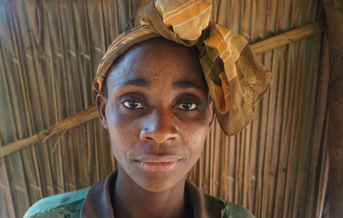Esta mujer indígena baka y su marido, como muchos otros indígenas en Camerún, han sido golpeados por guardaparques financiados por WWF. Fueron atacados y les arrebataron sus pertenencias mientras recolectaban mangos silvestres.