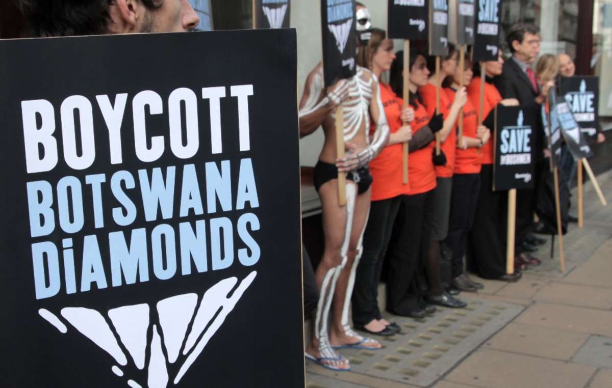 Survival ruft zum Boykott gegen Diamanten aus Botswana auf, bis den Indigenen Zugang zu Wasser gewährt wird.