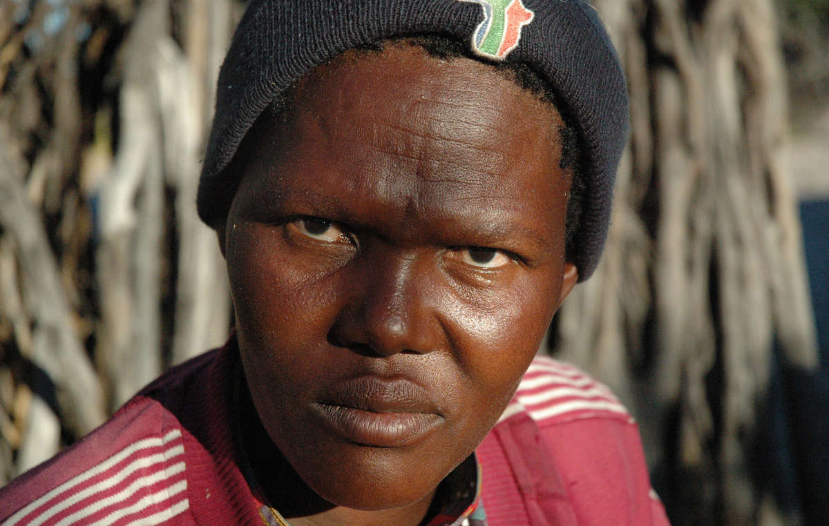 La mayoría de los bosquimanos todavía viven en campos de reasentamiento gubernamentales, donde abundan la pobreza y la enfermedad. El Gobierno afirma que su vida como cazadores-recolectores en el Kalahari es 'atrasada' y 'primitiva'.