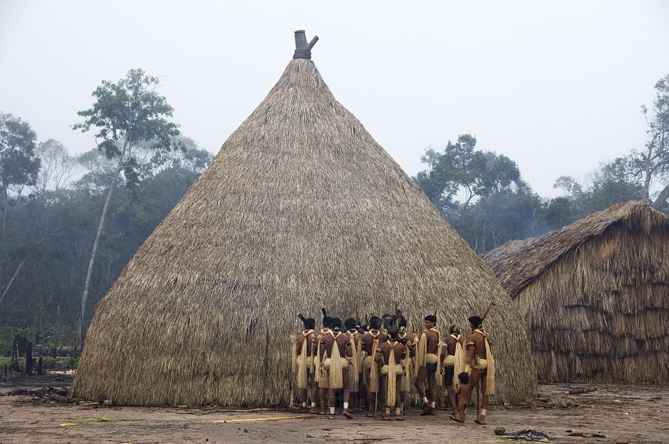 Mit dem ersten Tageslicht versammeln sich die Männer vom Volk der Enawene Nawe vor dem _haiti_, dem Haus der heiligen Flöten.

Erst kurze Zeit vorher sind sie aus Lagern im Regenwald zurückgekehrt, um die wichtigste Zeremonie des Jahres zu feiern: Das Yãkwa-Festessen. 