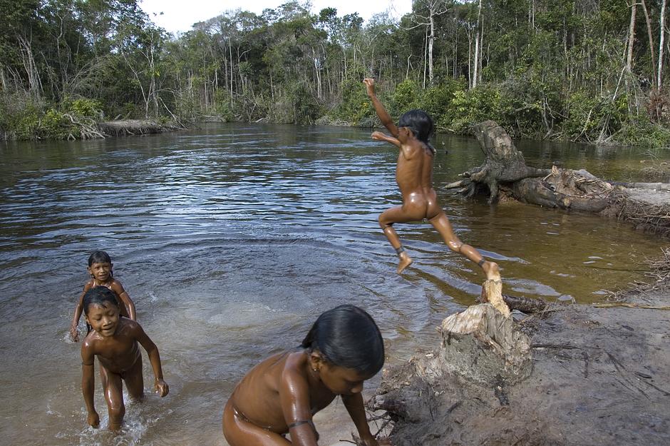 En el corazón del estado de Mato Grosso do Sul, en el sur de brasil, niños enawene nawes se tiran a un río tintado por los taninos.

Los enawene nawes son expertos pescadores: los hombres se pasan hasta cuatro meses viviendo en las profundidades de la selva, ahumando el pescado que capturan con complicadas presas de madera y enviándolo de vuelta a sus comunidades en canoa.

_“Toda esta tierra pertenece a los yakairitis, que son los dueños de los recursos naturales”_, dicen.
