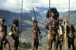 Hommes dani, vallée de Baliem, Papouasie occidentale, 1991.